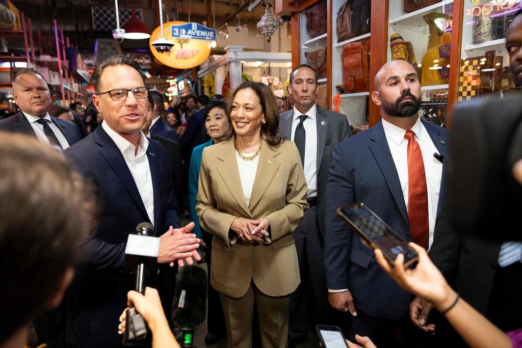 Gubernur Pennsylvania Josh Shapiro (depan, kiri) dan Wakil Presiden Amerika Serikat Kamala Harris berbicara kepada wartawan di Pasar Terminal Reading, Philadelphia, AS, 13 Juli 2024.