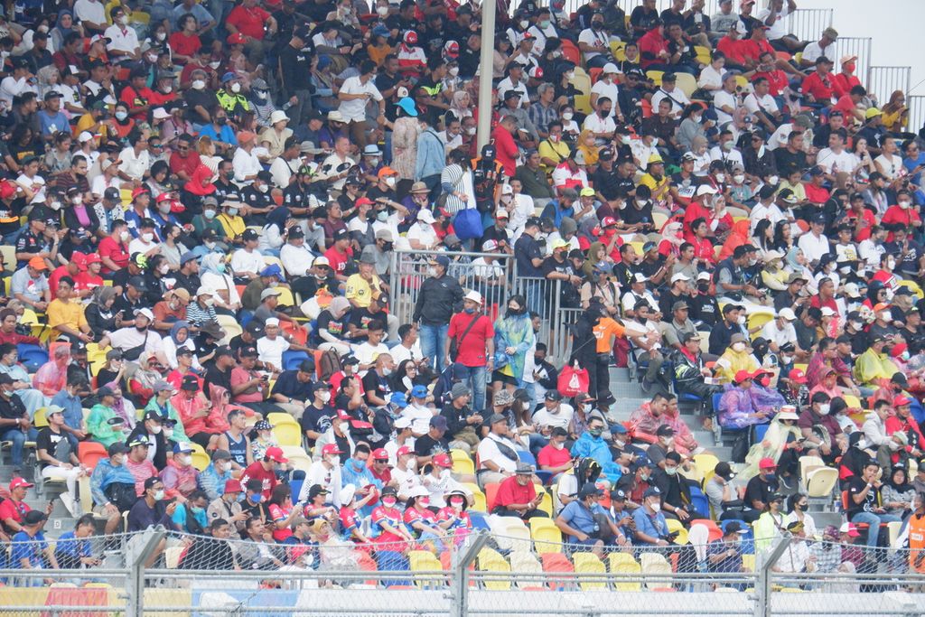 Penonton memadati area tribune kategori premium (di depan paddock) untuk menonton jalannya balapan MotoGP di Sirkuit Internasional Jalan Raya Pertamina Mandalika, Kuta, Pujut, Lombok Tengah, Nusa Tenggara Barat, Minggu (20/3/2022). Pada hari ketiga atau hari balapan MotoGP, total penonton yang hadir mencapai sekitar 62.923  penonton.