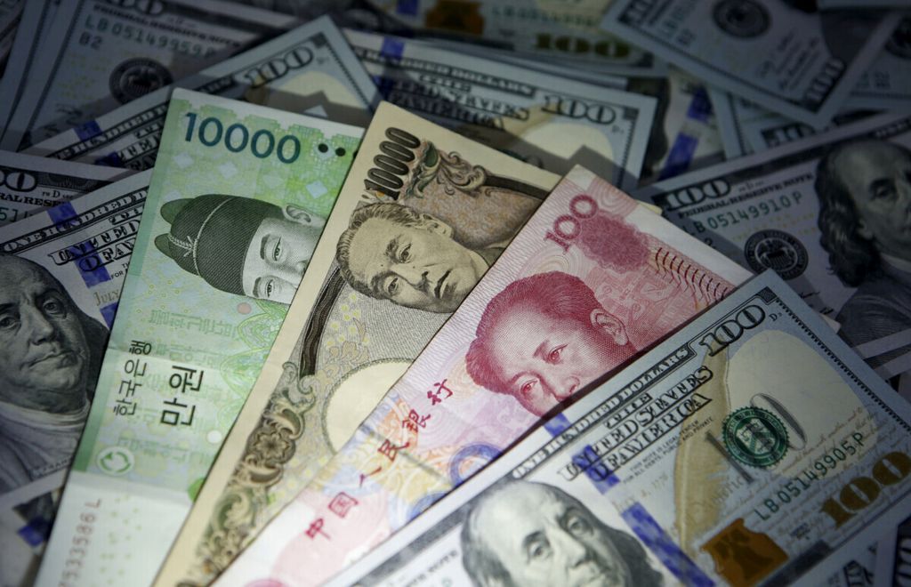 Dalam foto pada Desember 2015 yang direkam di Seoul, Korea Selatan, ini terlihat dollar AS, yuan China, yen Jepang, dan won Korea. Nilai tukar dollar AS terhadap mata uang sejumlah negara terus menguat.
