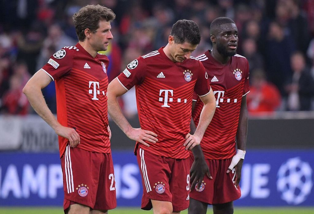 Reaksi para pemain Bayern Muenchen, (kiri ke kanan) Thomas Mueller, Robert Lewandowski, dan Dayot Upamecano, setelah berakhirnya pertandingan kedua perempat final Liga Champions Eropa antara Bayern Muenchen dan Villarreal di Muenchen, Jerman, Rabu (13/4/2022) dini hari. 