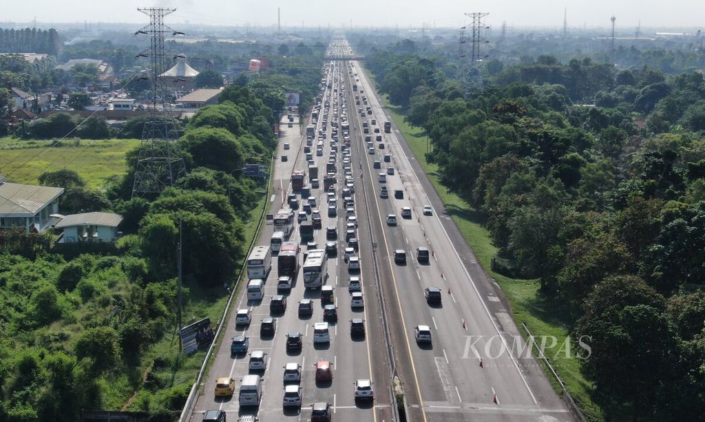 Traffic density on the Jakarta-Cikampek toll road, ahead of the Km 62 rest area, Karawang, West Java, Sunday (8/5/2022). The return flow of vehicles from the east to Jakarta during the Idul Fitri holiday reached its peak density on Saturday and Sunday.