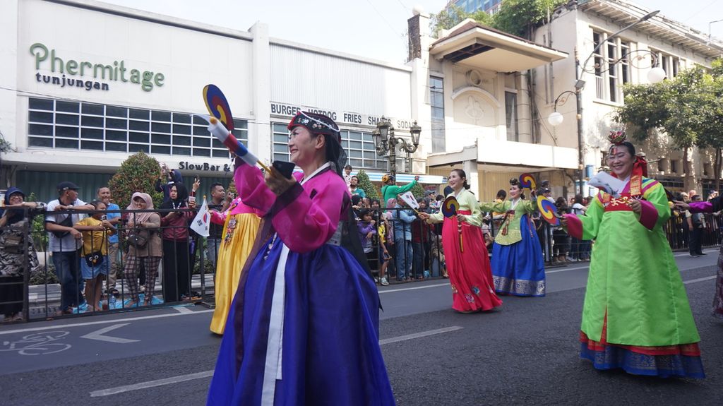 Delegasi dari Korea Selatan dalam parade Surabaya Cross Culture International Folk and Art Festival atau SCCIFAF di Jalan Tunjungan, Surabaya, Jawa Timur, Minggu (16/7/2023). Festival tahunan saat ini memasuki edisi ke-16 yang dimeriahkan delegasi dari 8 negara dan perwakilan dari 9 daerah di Indonesia. Festival berlangsung kurun 16-20 Juli 2023.