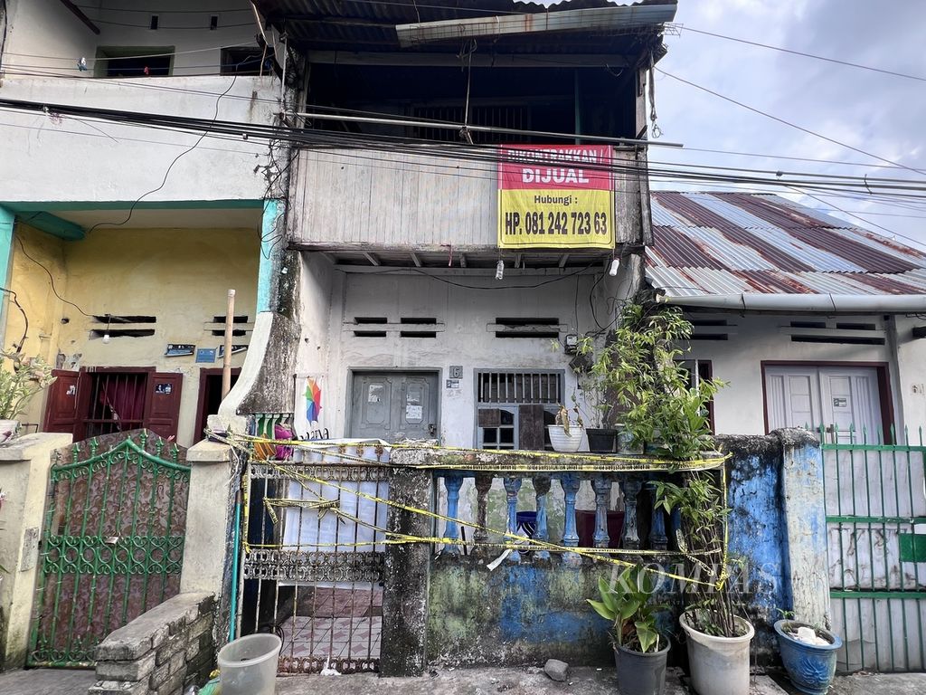 Suasana rumah yang menjadi lokasi pembunuhan oleh seorang suami terhadap istrinya di Jalan Kandea, Makassar, Senin (15/4/2024).
