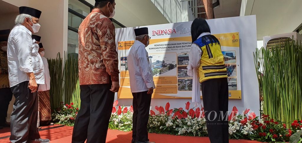 Wakil Presiden Ma'ruf Amin mendengarkan penjelasan mengenai renovasi kawasan cagar budaya Masjid Raya Baiturrahman Semarang dan pembangunan kantor Majelis Ulama Indonesia (MUI) Jawa Tengah, Jumat (23/9/2022). 