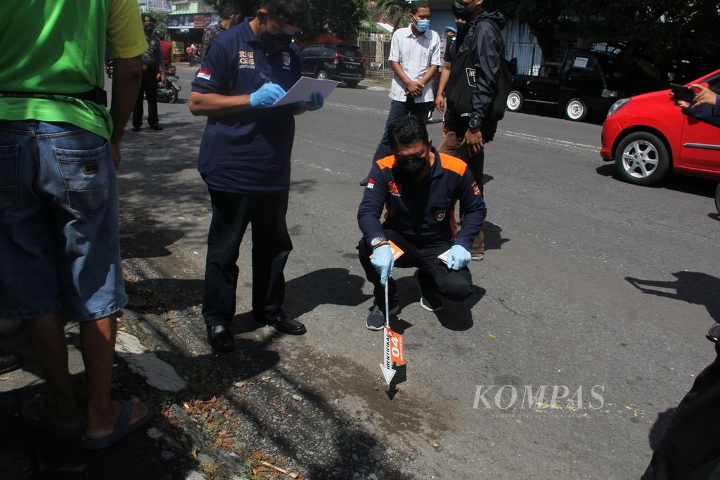 Petugas kepolisian melakukan olah tempat terjadinya perkara kasus kejahatan jalanan di Jalan Gedongkuning, Kota Yogyakarta, Daerah Istimewa Yogyakarta, Senin (4/4/2022). Aksi kejahatan jalanan yang terjadi pada Minggu (3/4/2022) dini hari itu menyebabkan satu orang meninggal.
