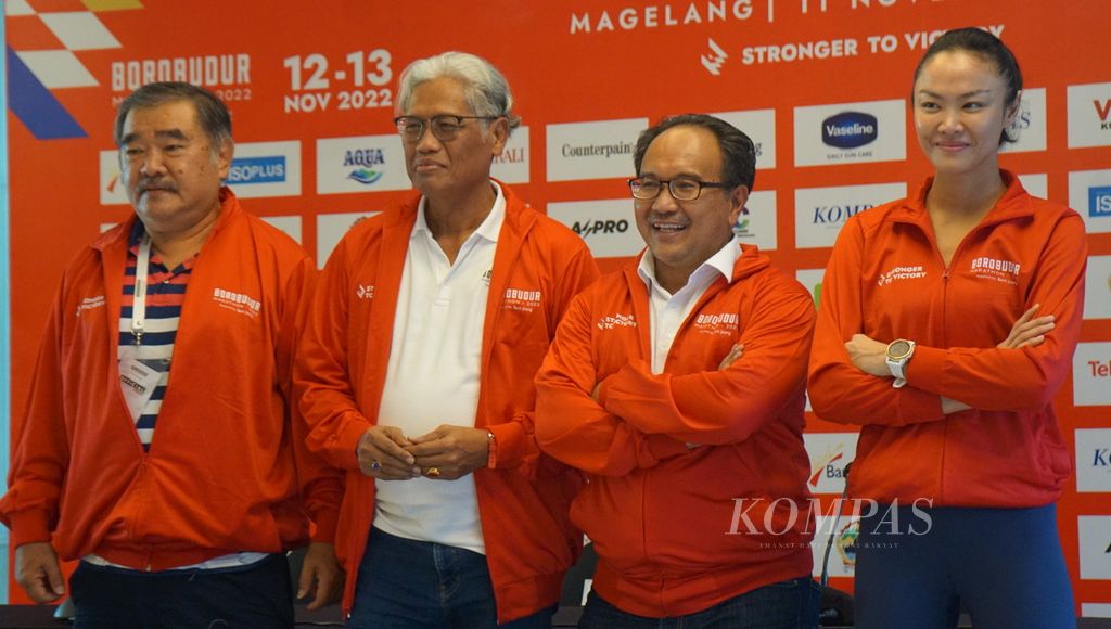 Direktur Utama Bank Jateng Supriyatno (kedua dari kiri) bersama Wakil Pemimpin Umum Harian <i>Kompas</i> Budiman Tanuredjo (kedua dari kanan), Ketua Yayasan Borobudur Marathon Liem Chi An (kiri), dan Brand Ambassador Borobudur Marathon 2022 Kelly Tandiono (kanan) seusai jumpa pers Borobudur Marathon 2022, di Hotel Grand Artos, Kabupaten Magelang, Jawa Tengah, Jumat (11/11/2022).