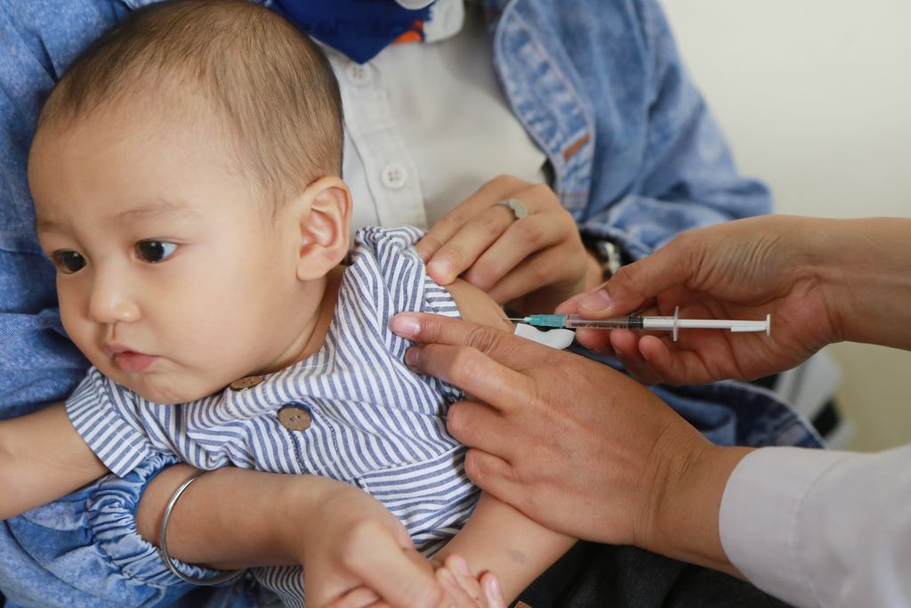 Anak balita menerima vaksin polio suntik (IPV) di Puskesmas Gambir, Jakarta Pusat, Rabu (7/12/2022). Pemberian vaksin polio suntik sebanyak dua kali dilakukan secara bertahap. Pada tahap awal vaksin polio ini diberikan kepada 3 provinsi, yakni DKI Jakarta, Banten, dan Jawa Barat, mulai 1 Desember 2022. Kementerian Kesehatan menjadwalkan imunisasi polio dua kali pada bayi serentak pada awal 2023 di seluruh Indonesia. Imunisasi polio tetes (bOPV) diberikan empat kali pada usia satu, dua, tiga, dan empat bulan. 