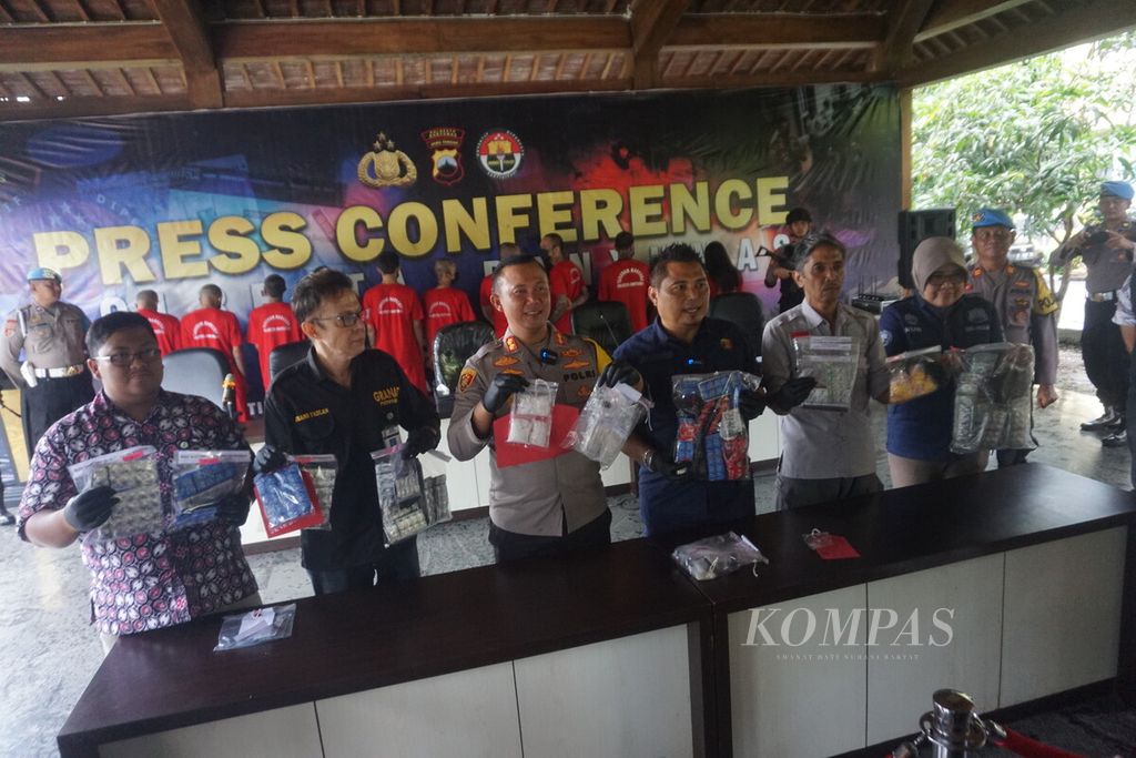 Jajaran Polresta Banyumas menunjukkan barang bukti hasil pengungkapan kasus narkotika, Jumat (26/1/2024), di Purwokerto, Kabupaten Banyumas, Jawa Tengah.