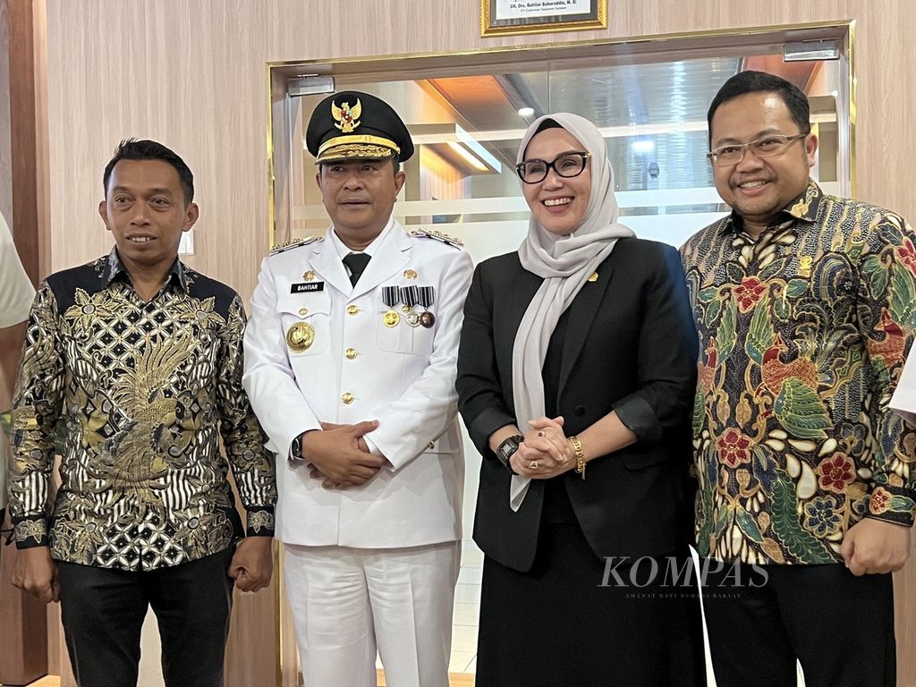 Penjabat Gubernur Sulawesi Selatan Bahtiar Baharuddin berfoto bersama Ketua DPRD Sulsel A Ina Kartika Sari dan Wakil Ketua DPRD Syaharuddin Alrif (kiri) dan Darmawangsyah Muin (kanan)