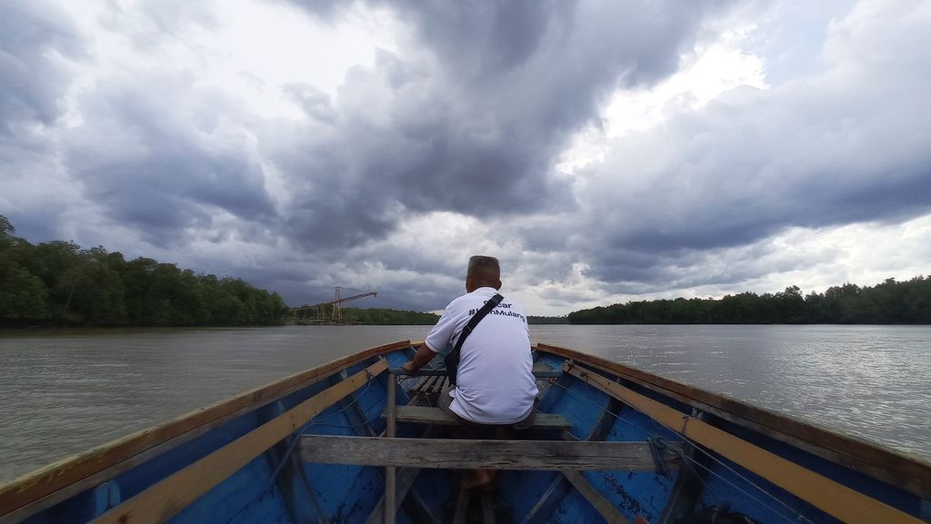 Nelayan Jenebora, mulai melaut pada MInggu (6/3/2022) di Moan, Teluk Balikpapan, Kalimantan Timur. Para nelayan di Jenebora dan sekitarnya berharap pembangunan IKN tidak merusak wilayah mangrove yang jadi pusat mata pencarian warga.