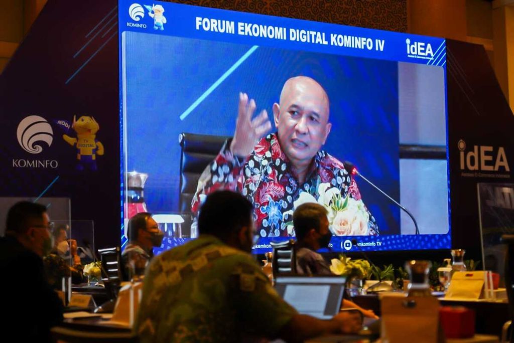 Menteri Koperasi dan UKM Teten Masduki dalam acara Rapat Forum Ekonomi Digital Kominfo IV dengan tema “E-Commerce” yang diselenggarakan Kominfo di Grand Hyatt Jakarta, Senin (4/4/2022), mengemukakan, produk UMKM lokal semestinya bisa membanjiri platform e-dagang.