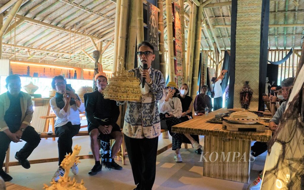 Desainer Edward Hutabarat menunjukkan tempat makanan untuk raja di Sumba Timur pada pameran Rumah Sumba di Candi Borobudur, Jawa Tengah, 1 Desember 2022