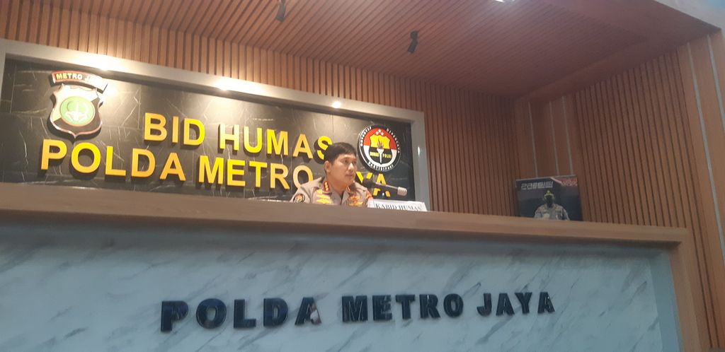 Kepala Bidang Humas Kepolisian Daerah Metro Jaya Komisaris Besar Endra Zulpan dalam konferensi pers di Markas Polda Metro Jaya, Jakarta, Rabu (9/2/2022).