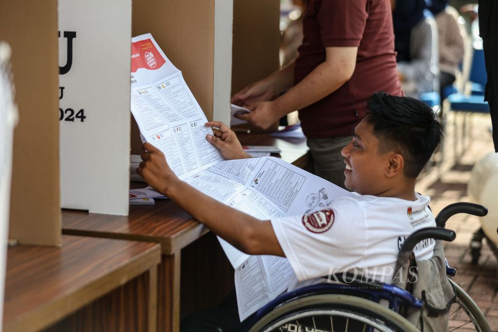 Pemilih disabilitas melakukan simulasi pencoblosan surat suara Pemilu 2024 di Halaman Kantor Wali Kota Jakarta Pusat, Rabu (17/1/2024). 