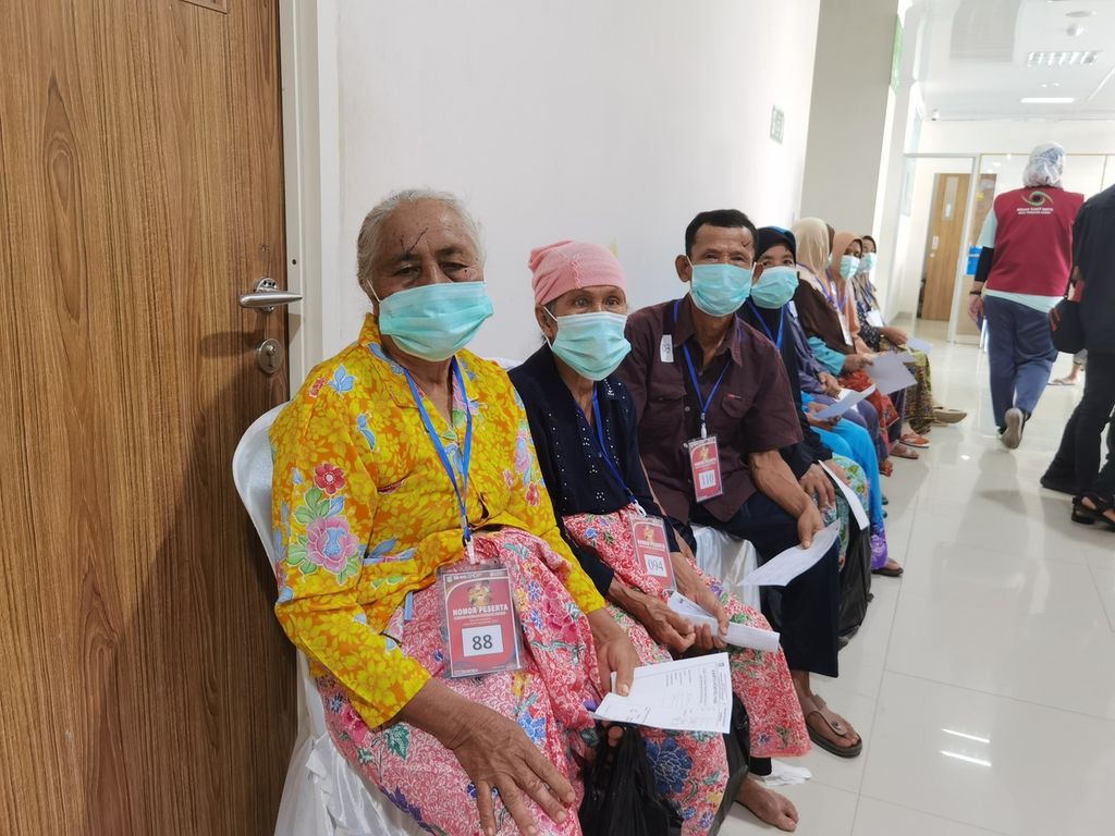 Para pasien katarak menunggu di depan ruang operasi UPTD Rumah Sakit Umum Daerah Lombok Timur di Labuan Haji, Selong, Lombok Timur, Nusa Tenggara Barat, Minggu (31/7/2022). 