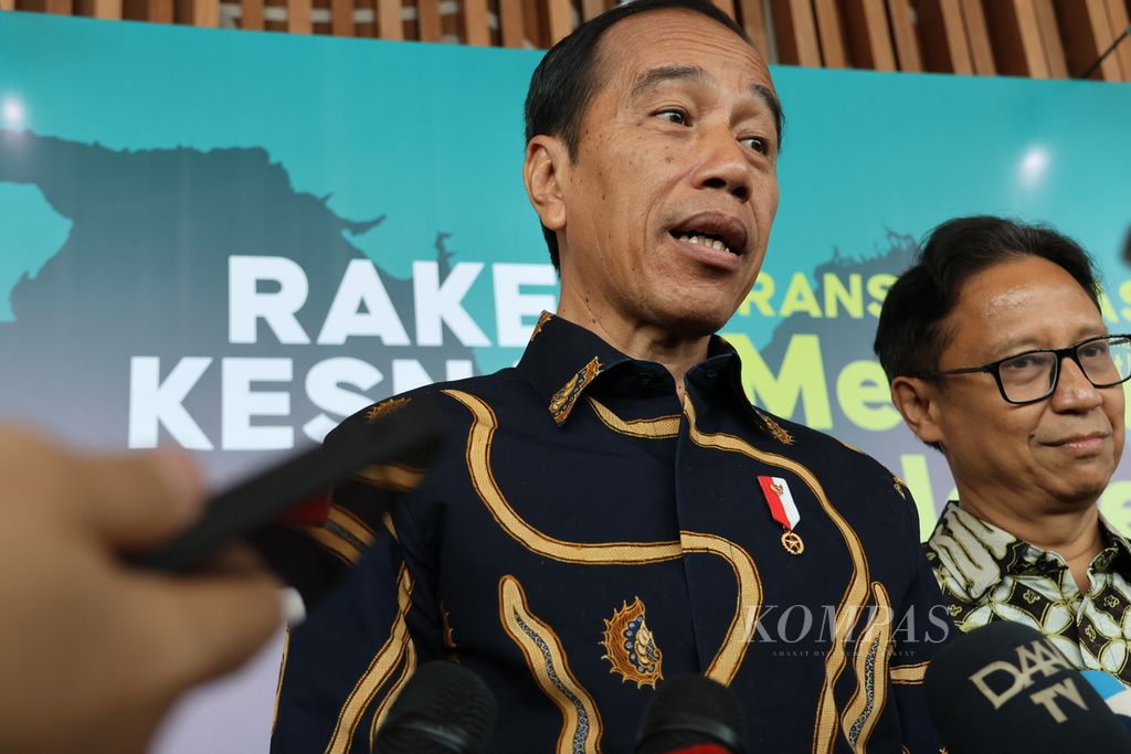 Presiden Joko Widodo memberikan keterangan seusai membuka Rapat Koordinasi Kesehatan Nasional Tahun 2024 di kawasan BSD, KabupatenTangerang, Banten, Rabu (24/4/2024).