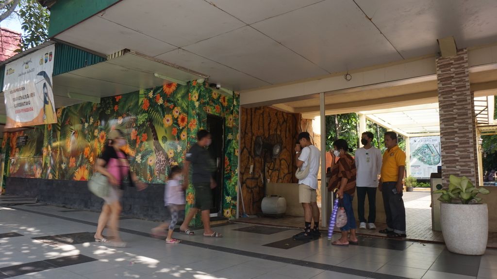 Suasana di gerbang masuk Kebun Binatang Surabaya pada hari pertama Lebaran atau Sabtu (22/4/2023). Pada hari itu, ada kunjungan sekitar 3.500 orang yang kemudian melonjak di hari berikutnya menjadi 14.700 orang. Kebun Binatang Surabaya merupakan obyek wisata tradisional yang lazim dikunjungi saat musim liburan, terutama hari raya.