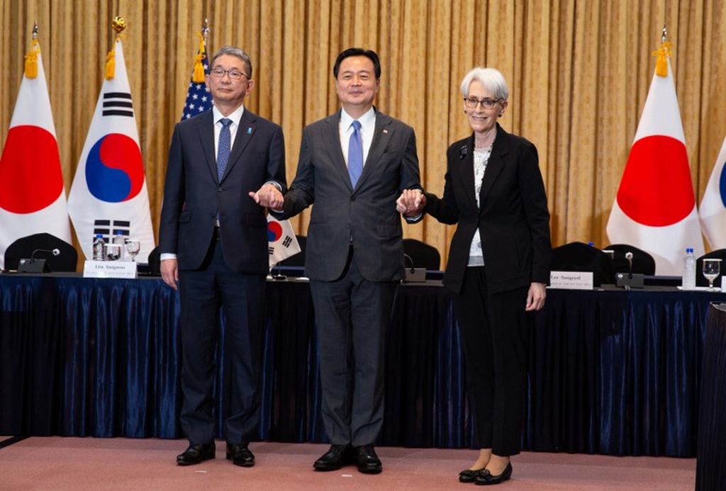 (Kiri-kanan) Wakil Menlu Jepang Takeo Mori, Wakil Menlu Korsel Cho Hyun-dong, dan Wakil Menlu AS Wendy Sherman berfoto sebelum pertemuan di Kemenlu Korsel di Seoul, 8 Juni 2022. 