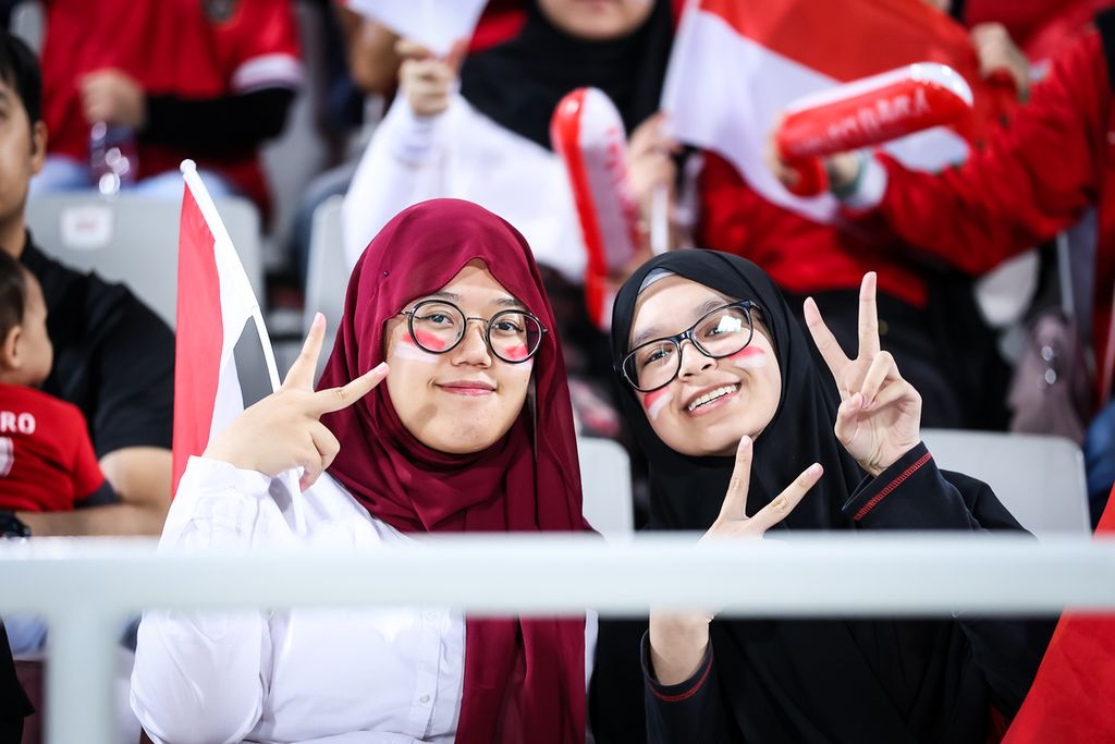 Aksi suporter Indonesia saat memberi dukungan melawan Korea Selatan pada pertandingan perempat final Piala Asia U-23 2024 di Stadion Abdullah bin Khalifa, Doha, Qatar, Jumat (26/4/2024) dini hari WIB. Indonesia mengalahkan Korea Selatan melalui adu tendangan penalti. Kemenangan ini mengantarkan Indonesia ke babak semifinal. 