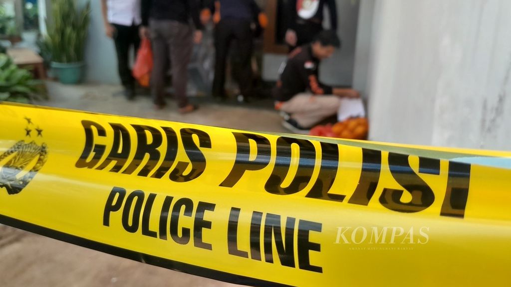 Polisi tengah melakukan olah tempat kejadian perkara kasus dugaan bunuh diri keluarga di Dusun Borobugis, Desa Saptorenggo, Kecamatan Pakis, Kabupaten Malang, Jawa Timur, Selasa (12/12/2023).