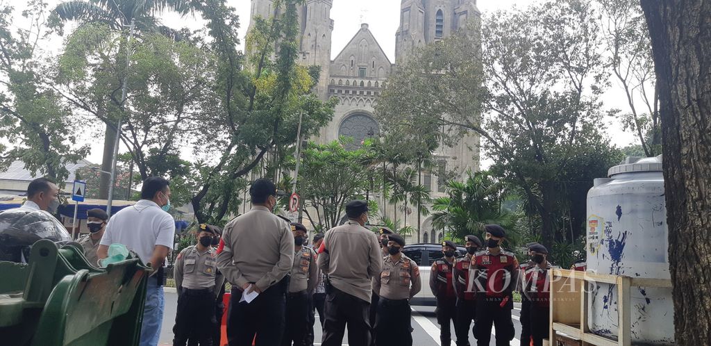 Apel pengamanan polisi jelang ibadah Paskah di Gereja Katedral Jakarta, Jakarta Pusat, Jumat (15/4/2022) pagi.