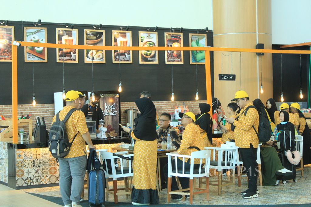 Prospective passengers shop at one of the tenants while waiting for departure at the West Java Kertajati International Airport terminal in Majalengka Regency, Sunday (6/8/2023).