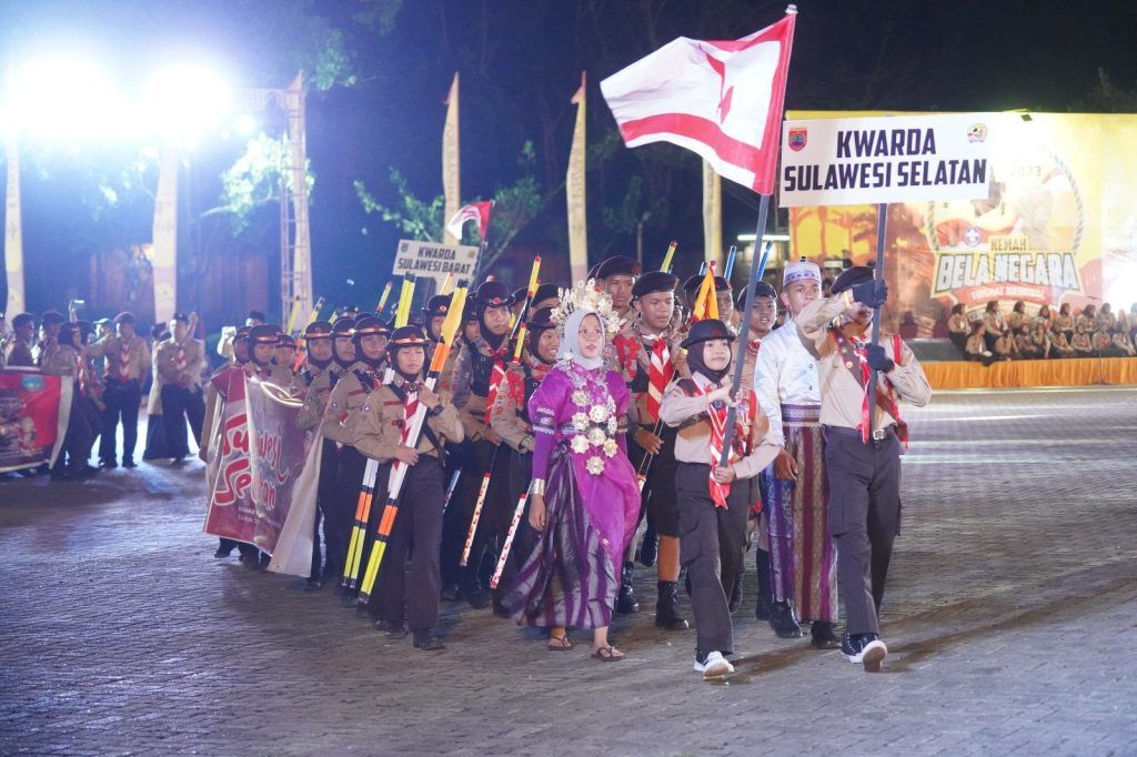 Parade defile kontingen kwartir daerah dari 18 provinsi pada pembukaan Kemah Bela Negara 2023 di Kiram Park, Kabupaten Banjar, Kalimantan Selatan, Senin (10/7/2023) malam. 