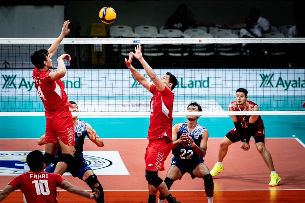 <i>Middle blocker</i> timnas bola voli putra Indonesia, Hendra Kurniawan, bersiap melepaskan pukulan ke arah tim Thailand dalam laga perdana SEA V League 2024 seri pertama di Manila, Filipina, pekan lalu. Indonesia kalah 0-3 (21-25, 23-25, 20-25) dari Thailand.