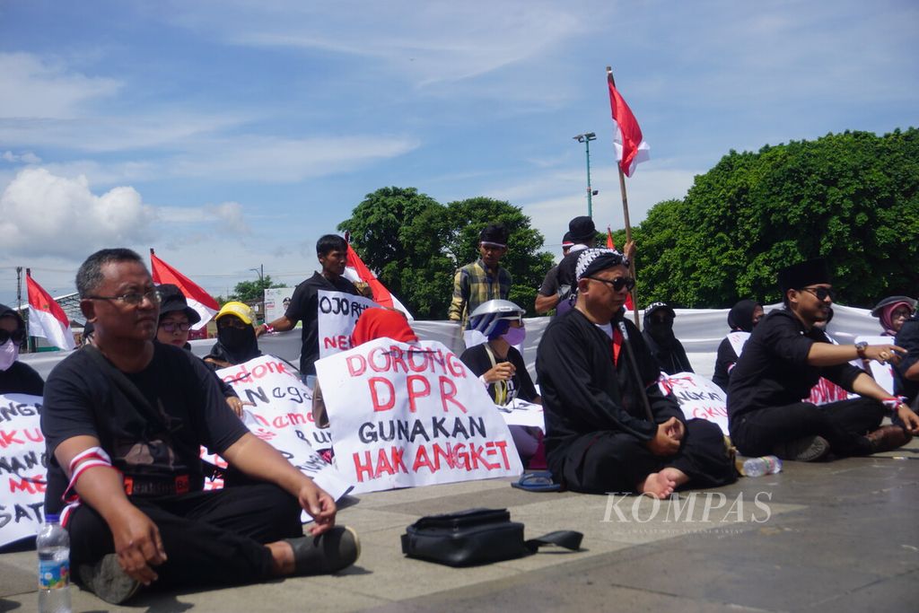 Aliansi Rakyat Menggugat mendesak DPR mewujudkan hak angket di Alun-alun Purwokerto, Kabupaten Banyumas, Jawa Tengah, Rabu (6/3/2024).