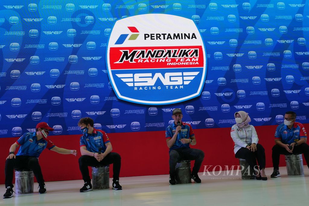 Tim Moto2 Pertamina Mandalika SAG saat konferensi pers di Jakarta, Kamis (10/3/2022) jelang balapan seri kedua Moto2 2022 di Sirkuit Jalan Raya Internasional Pertamina Mandalika, Lombok, Nusa Tenggara Barat, Minggu (20/3) mendatang. Meski tidak diperkuat pebalap top, tim Moto2 Pertamina Mandalika SAG berani mematok target tinggi mengincar podium dalam gelaran seri kedua Moto2 2022 di Sirkuit Jalan Raya Internasional Pertamina Mandalika. Mereka tetap optimistis walaupun dua pebalap yang dimiliki belum pernah sama sekali menjajal sirkuit yang dibangun sejak 2019 ini. Apalagi tidak ada tes pra musim Moto2 di sirkuit tersebut. 