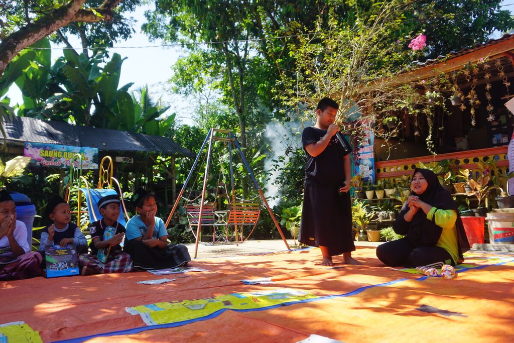 Shafi (11) menceritakan cita-citanya dalam acara di Perpustakaan Bergerak Limbah Pustaka di Desa Muntang, Kecamatan Kemangkon, Kabupaten Purbalingga, Jawa Tengah, Minggu (30/4/2023).