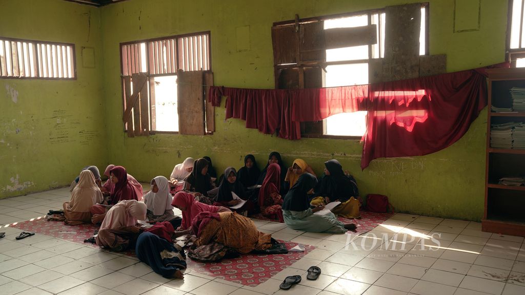 Siswa SDN Sukadaya 02 belajar beralaskan lantai dan plafon yang keropos di Kampung Pengarengan, Desa Sukadaya, Kecamatan Sukawangi, Kabupaten Bekasi, Jawa Barat, akhir Agustus 2022.