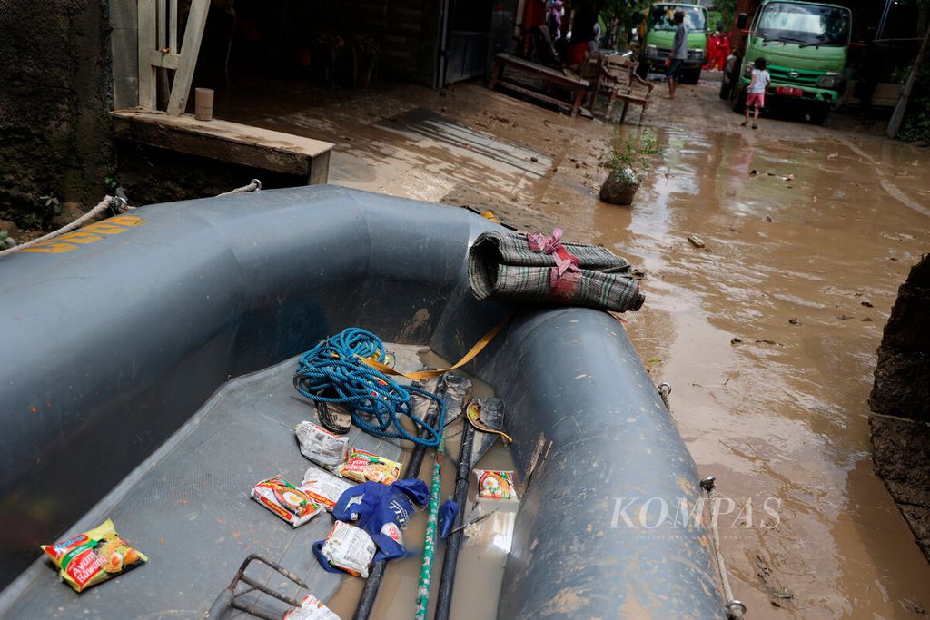 Perahu karet disiapkan untuk warga jika banjir bandang kembali terjadi di Perumahan Dinar Mas, Kecamatan Tembalang, Kota Semarang, Jawa Tengah, Minggu (19/2/2023). 