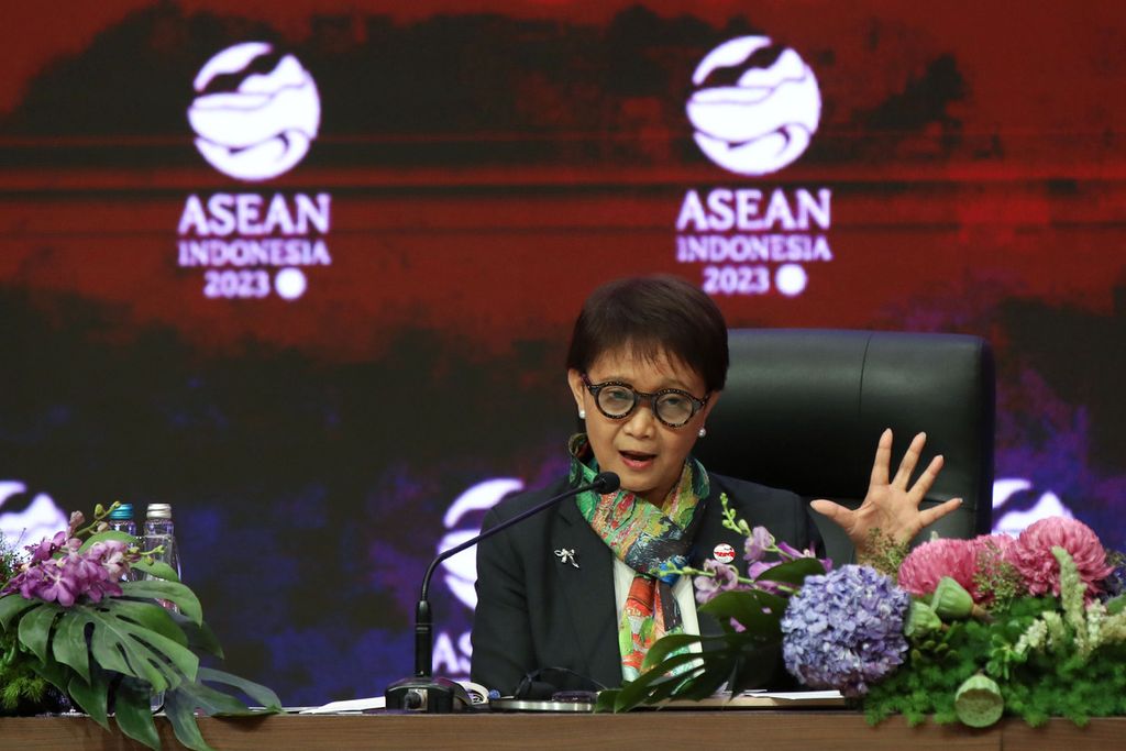 Foreign Minister Retno Marsudi added explanations regarding the results of the 43rd ASEAN Summit while accompanying President Joko Widodo in a press statement in Jakarta on Thursday (7/9/2023). Among other things, Joko Widodo conveyed that in the midst of difficult circumstances, Indonesia's leadership has achieved much in efforts to maintain peace, stability, and prosperity in the region.