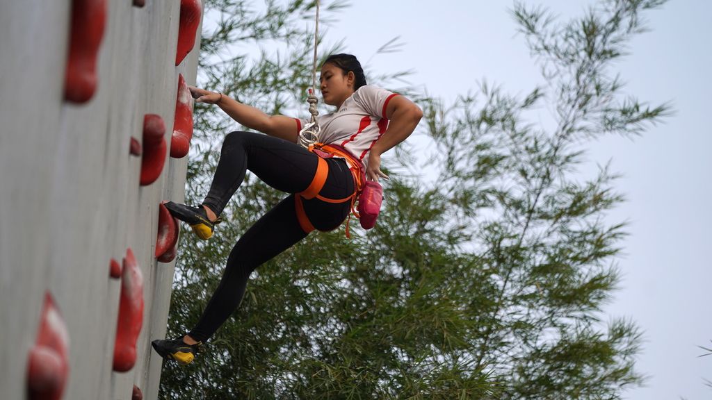 Pemanjat nomor <i>speed </i>putri Indonesia, Desak Made Rita Kusuma Dewi, menjalani pemusatan latihan nasional jelang Asian Games 2022 di Hotel Santika Premiere, Kota Bekasi, Jawa Barat, Jumat (8/9/2023).