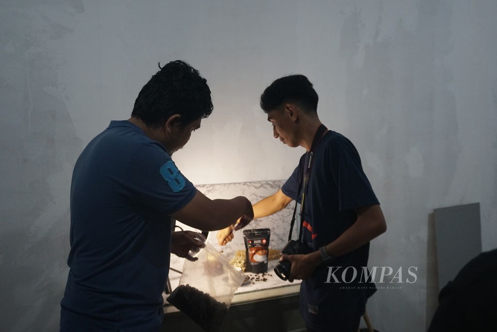 Seorang pemuda tuli menata obyek foto sesuai arahan mentor dalam pelatihan fotografi di studio Komunitas Tuli Peduli Bitung (Kaleb), Jumat (10/6/2022), di Madidir, Bitung, Sulawesi Utara.