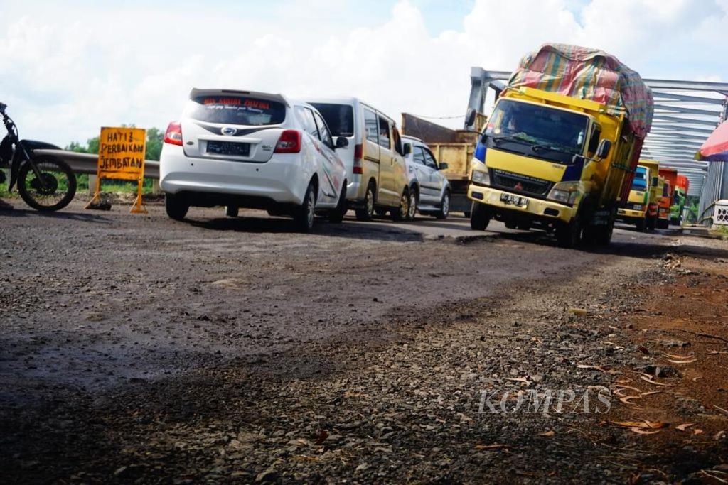 Jalan lintas timur Sumatera, tepatnya di Kabupaten Lampung Tengah, dalam kondisi rusak pada 2016.. Kondisi jalan tersebut membuat pengendara harus meningkatkan kewaspadaan.