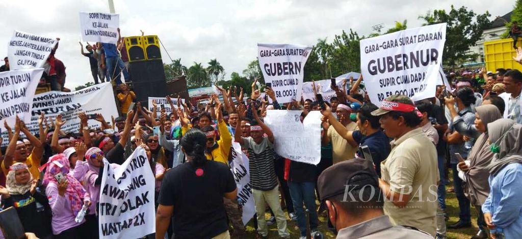 Pengemudi angkutan batubara berunjuk rasa di lapangan kantor Gubernur Jambi, Senin (13/12/2021). Mereka menolak pembatasan muatan maksimal 8 ton. Adapun kebijakan dibuat menyikapi rentetan kecelakaan berulang yang melibatkan angkutan batubara.