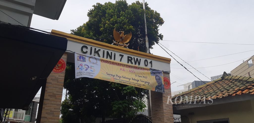 Gapura menuju Jalan Cikini VII di Cikini, Menteng, Jakarta Pusat, Kamis (23/6/2022). Jalan Cikini VII diusulkan diubah nama menjadi Jalan Tino Sidin, yang diambil dari nama tokoh pelukis. Namun, perubahan itu belum terlihat.