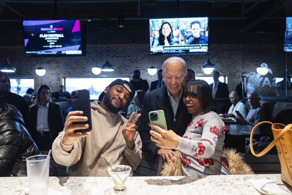 Presiden Joe Biden (tengah) berfoto bersama pengunjung di restoran They Say saat kampanye di Michigan, Amerika Serikat, 1 Februari 2024. 