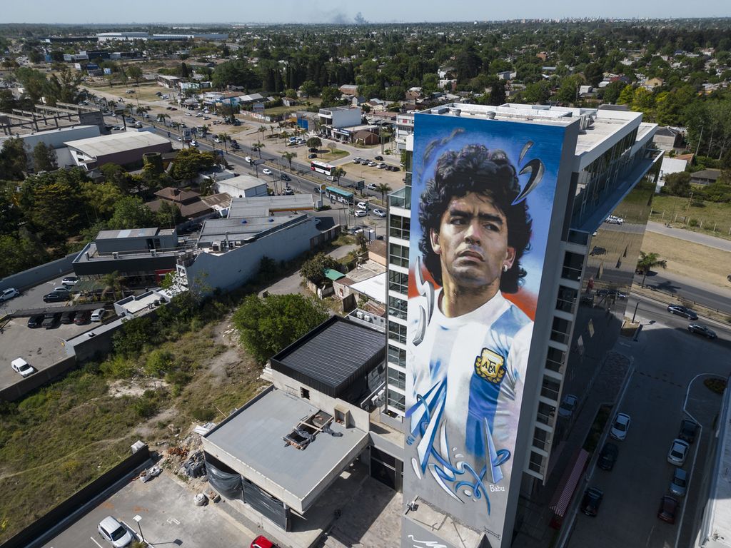 Mural mengenang legenda Diego Maradona di Buenos Aires, Argentina, Selasa (8/11/2022) untuk dukungan kepada Argentina ke Piala Dunia Qatar 2022.  Argentina, Uruguay, Chile, dan Paraguay resmi mengajukan diri sebagai calon tuan rumah Piala Dunia 2030 pada Rabu (8/2/2023).