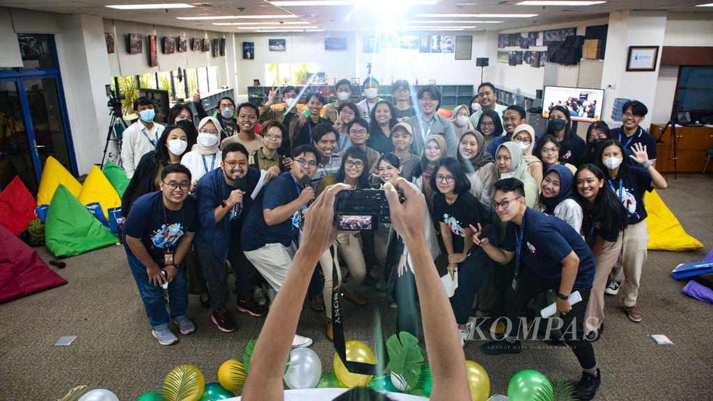 Peserta komunitas Kompas Muda berfoto bersama pada perayaan HUT ke-16 Kompas Muda yang berlangsung di Kompas Institute, Jakarta, Sabtu (4/2/2023).