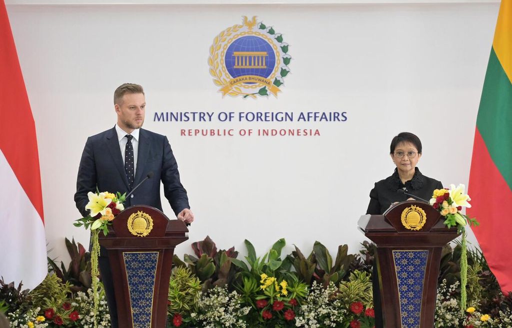 Menteri Luar Negeri Retno Marsudi (kanan) dan Menteri Luar Negeri Lituania Gabrielius Landsbergis memberikan pernyataan kepada pers seusai pertemuan bilateral di Jakarta, Senin (30/10/2023).