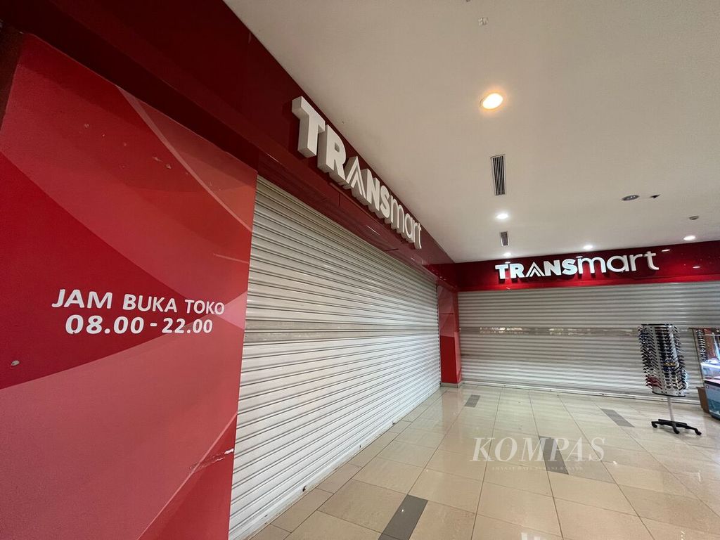 Gerai Transmart di Star Square yang terletak di Kompleks Bahu Mall, Manado, Sulawesi Utara, tampak tak lagi beroperasi, Kamis (6/7/2023).