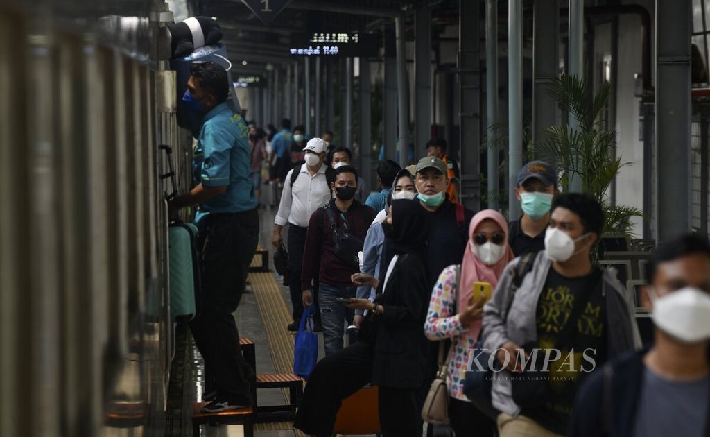 Penumpang kereta api berjalan menuju Kereta Api Bangunkarta di Stasiun Pasar Senen, Jakarta, Rabu (9/3/2022). Para penumpang kereta api jarak jauh yang telah mendapatkan vaksinasi dosis kedua ataupun vaksin ketiga (<i>booster</i>) tidak diwajibkan menunjukan hasil negatif tes RT-PCR atau tes antigen saat proses keberangkatan. Ketentuan tersebut mulai diterapkan di area Daop 1 Jakarta pada Rabu (9/3/2022). 