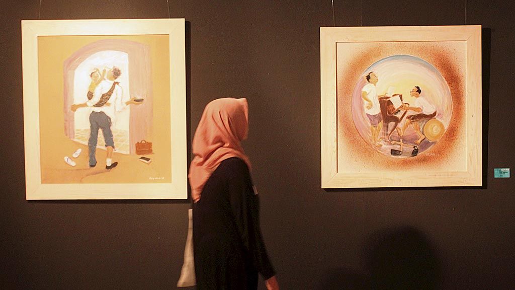 Lukisan berjudul Tugas Penting (kiri) dan Usai Panen karya Reny Alwi dalam Pameran 16 Perempuan Memandang Dunia di Taman Ismail Marzuki, Jakarta, 8-20 Januari 2018.