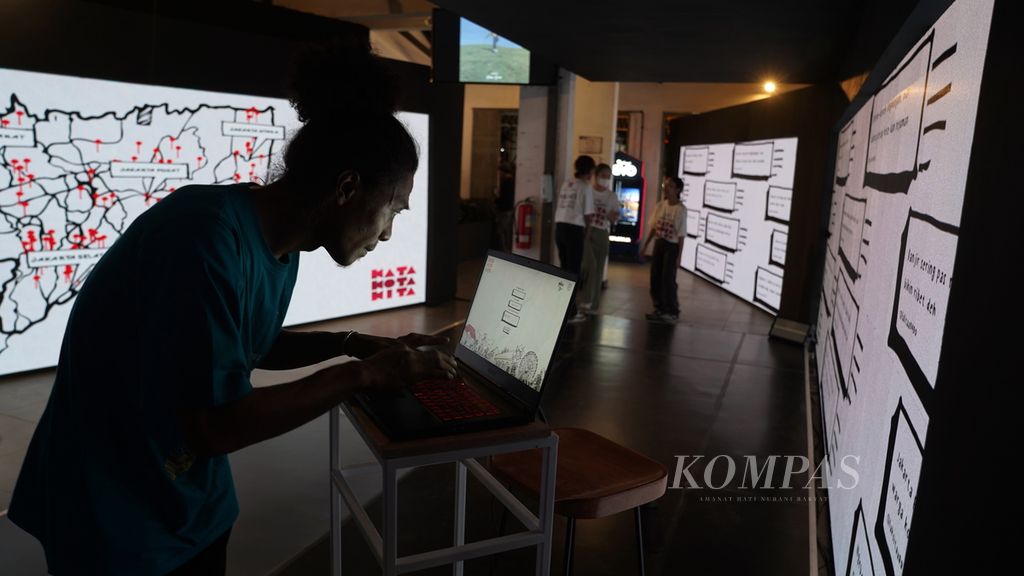 Ilustrasi: Pengunjung mencoba mengetik kata-kata yang akan langsung terpancar di dinding interaktif dioda pemancar cahaya dalam pembukaan pameran dan aktivasi Gerakan Kalcer Kata Kota Kita di MBloc Space, Jakarta Selatan, Rabu (18/10/2023).