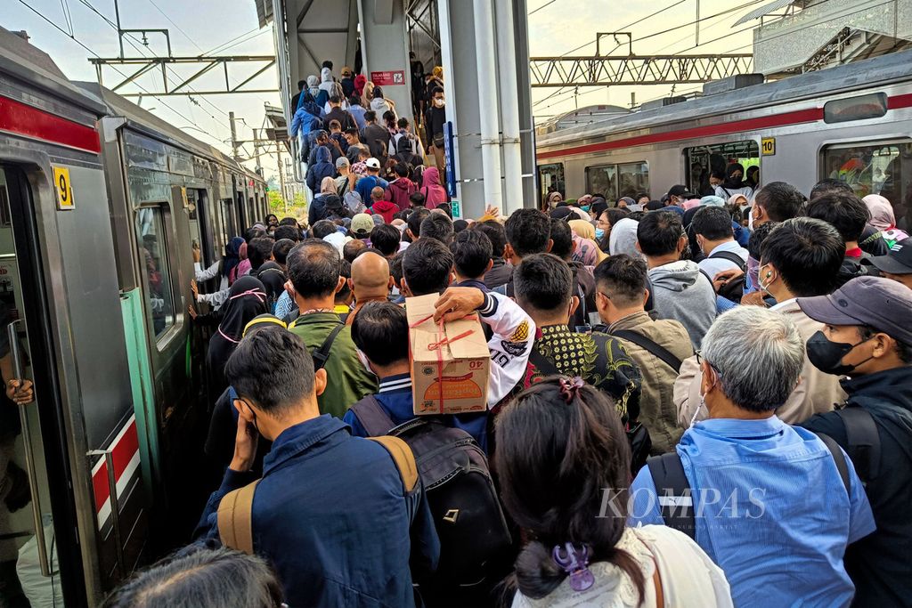 Penumpang KRL Commuterline yang baru tiba di Stasiun Tanah Abang, Jakarta, antre untuk mengakses tangga keluar, Senin (3/7/2023). Setelah cuti bersama Hari Raya Idul Adha, para pekerja kembali beraktivitas seperti biasa. Kepadatan angkutan umum dan lalu lintas kembali terjadi. 