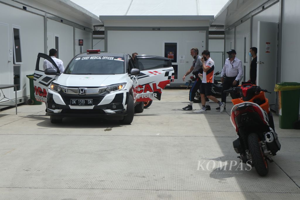 Marc Marquez dijemput oleh tim medis untuk kemudian dievakuasi ke RSUD Provinsi NTB di Mataram, untuk pemeriksaan lebih detail apakah ada cedera. Pebalap tim Repsol Honda itu mengalami kecelakaan parah di Tikungan 7 Sirkuit Mandalika, dalam sesi pemanasan menjelang balapan MotoGP seri Indonesia, Minggu (20/3/2022).