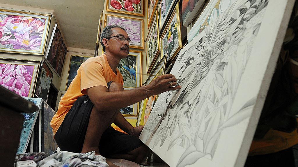  Made Rajig melukis fauna di galerinya di Desa Penestanan, Ubud, Bali. 
